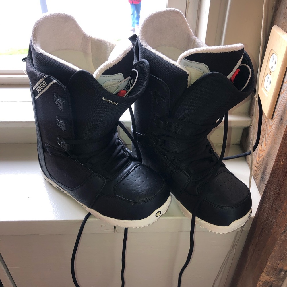 Burton snow boarding boots size 9!Great condition